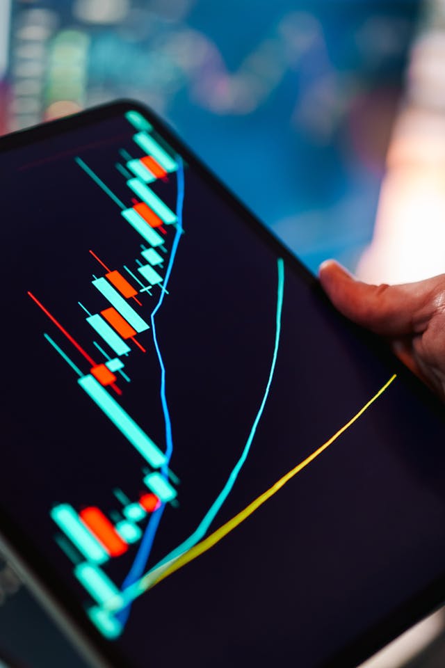 Trader consultando un gráfico bursátil en su smartphone